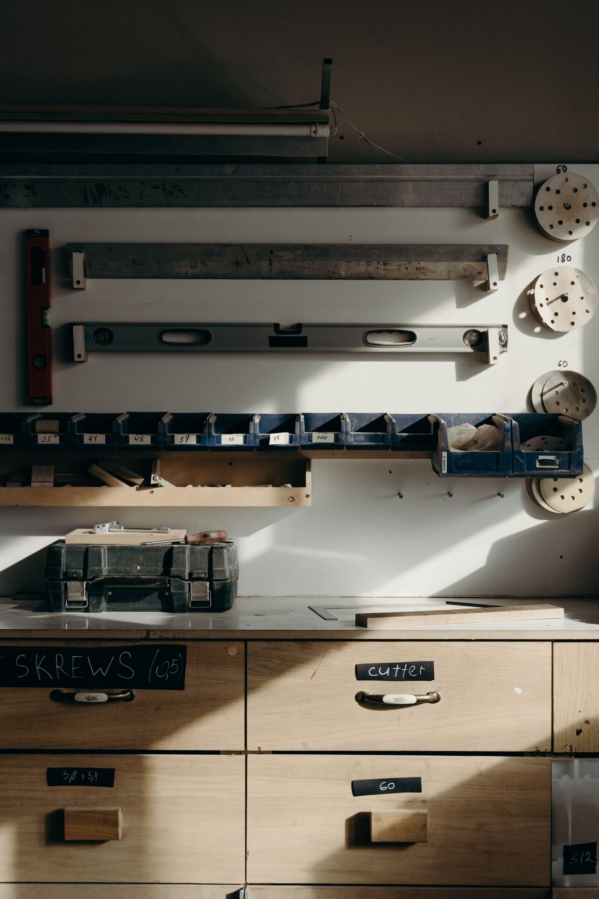 Outils de bricolage rangés en atelier